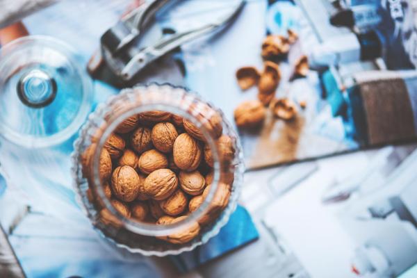 Heimisches Superfood - Walnuesse mit Schale in einem Glas