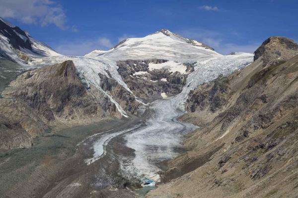 Nur noch dünne Eisstreifen vebinden Nährgebiet und Gletscherzunge