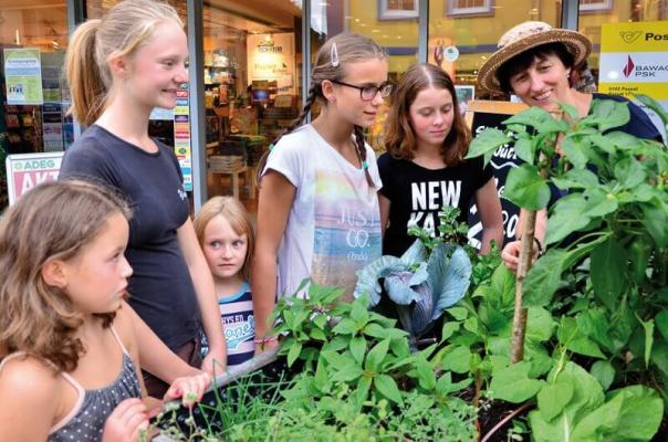 K-Die Beetschwestern-KinderFrauGemüsebeet-c-Naturpark Almenland
