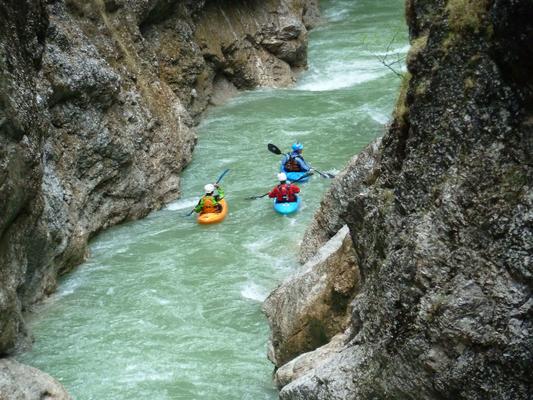 Kajakfahrer Alpenfluss Brandenburger Arche, Tirol; Foto: Ch. Schwann © Kajakfahrer Alpenfluss Brandenburger Arche, Tirol; Foto: Ch. Schwann Kajakfahrer Alpenfluss Brandenburger Arche, Tirol
