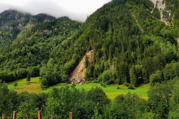 Erosion durch Biederschlag an Berghang