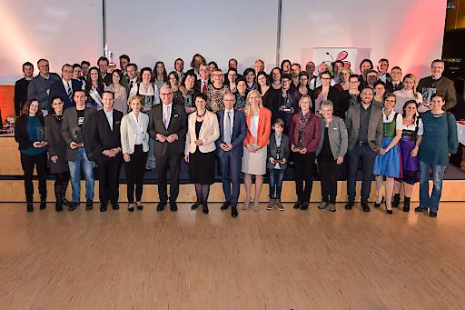 Gruppenfoto der Preisträgerinnen mit Jury des Naturschutzpreises "Die Brennessel"