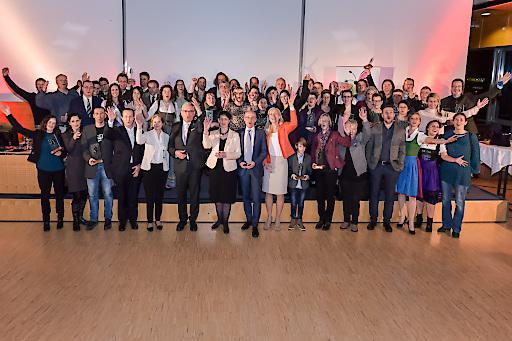 Gruppenfoto der 28 PreisträgerInnen mit Jury des Naturschutzpreises "Die Brennessel"