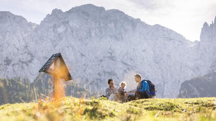 Familie beim Wandern im Kaisergebirge