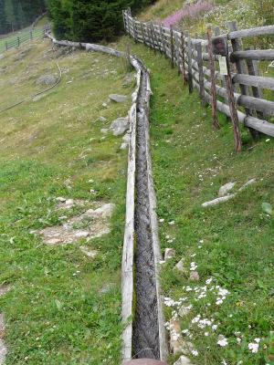 Waale: künstliche Bewässerung in den Alpen