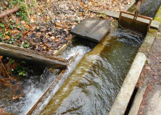 Waal: ein künstlich angelegter Bewässerungsgraben mit Schleuse