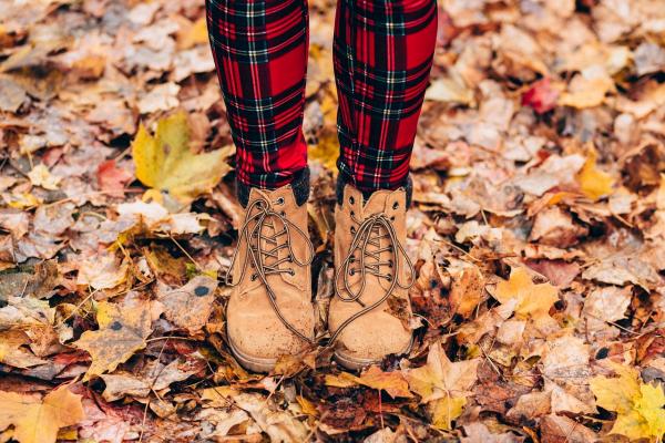 Schuhe, Beine & Laub