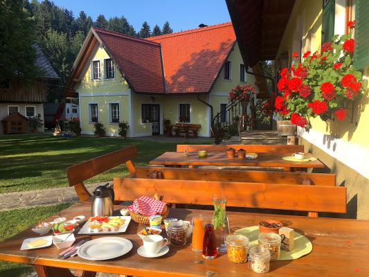 Frühstück am Winzerhof Glirsch, Urlaub am Bauernhof