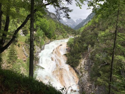 Nature Watch - Am Anfang der Karwendelschlucht stürzt der Karwendelbach über Kaskaden in die Tiefe.