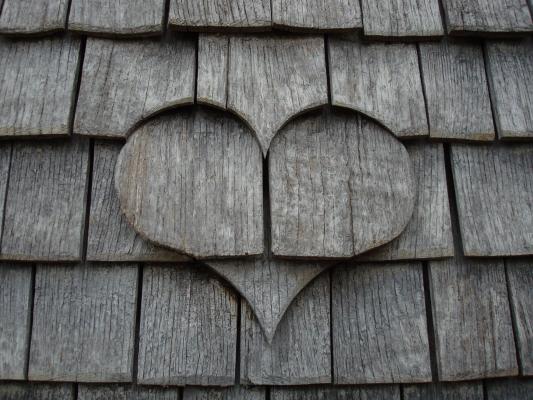 Schindeldeckung mit ornamentaler Wirkung - ein Herz aus Schindeln bei einer Dachdeckung