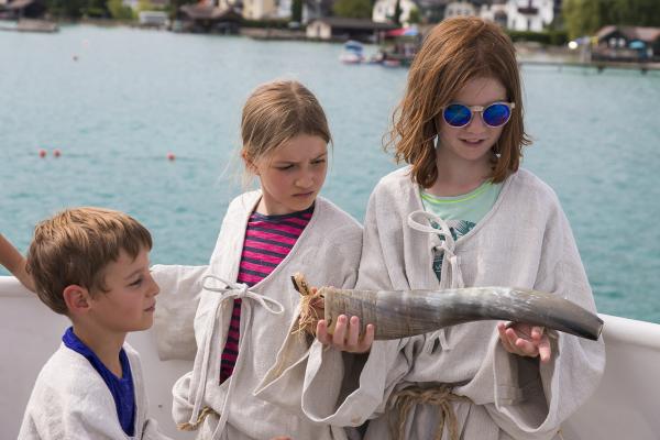 Kinder auf Schiffsexpedition am Attersee mit Gewand aus Flachs