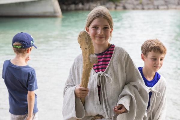 Kinder beim Pfahlbau-Pavillon in Seewalchen am Attersee