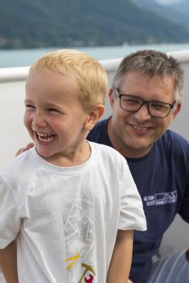 Pfahlbau-Vermittler Gerald Egger mit Kind auf Schiffsexpedition in die Steinzeit (Attersee)
