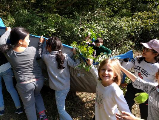 alle Kinder helfen bei der Grünraumaktion mit!