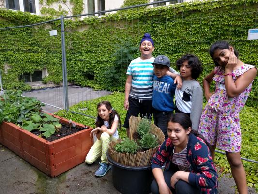 Die Kinder sind stolz auf die Kräuterschnecke im Schulhof