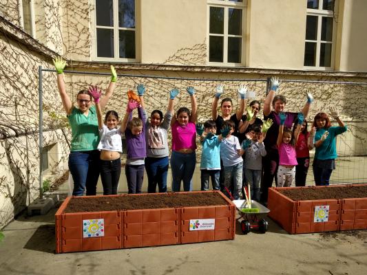 Mitarbeit durch Eltern und Freiwillige bei der Hochbeetbefüllung