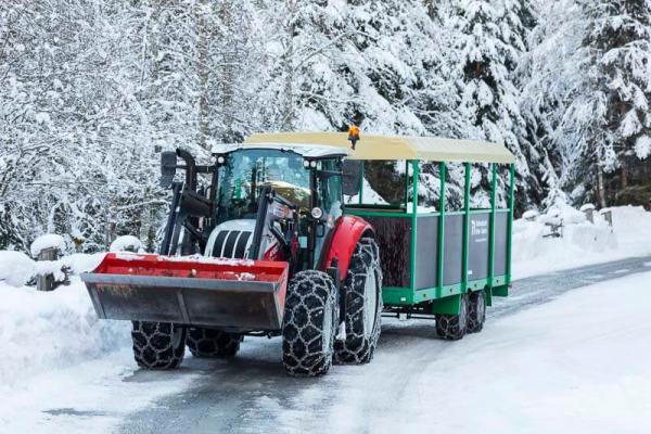 Bequeme Anreise mit dem Traktor