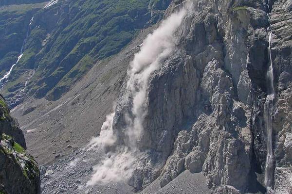 Tauen Permafrostböden durch den Klimawandel auf, nehmen Felsstürze in den Alpen zu.