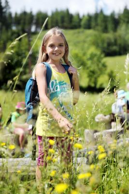 Kind in Blumenwiese 