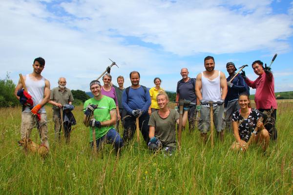 Das Goldruten-Bekämpfungsteam des Landschaftspflegevereins bestehend aus 13 Freiwilligen.