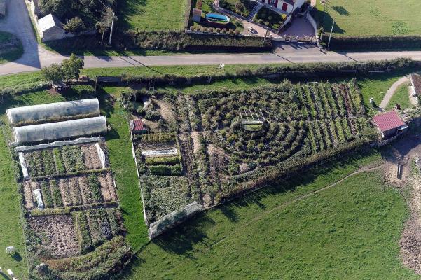 Pädagogischer Garten des Permakultur-Ökodorfs Alôsnys in der Bourgogne