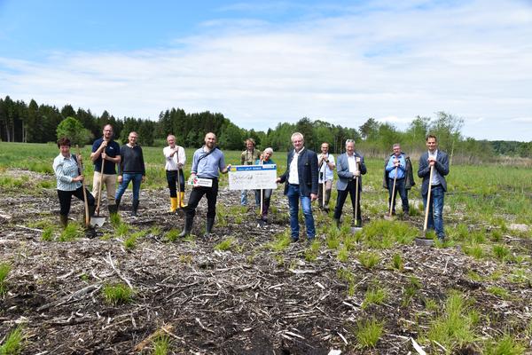 Gruppenbild mit den Projektzuständigen, die beim Spatenstich im Ibmer Moor stehen