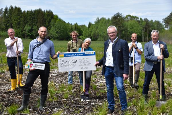 Gruppenbild mit den Projektzuständigen, die beim Spatenstich im Ibmer Moor stehen