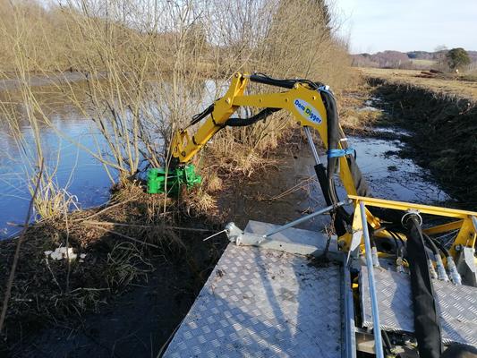 Ein Amphibienfahrzeug arbeitet an der Entbuschung des Ibmer Moors