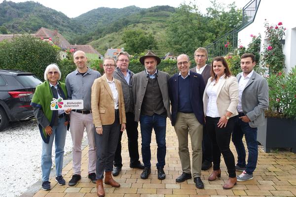 Gruppenbild mit 9 Personen vom Medientermin in Dürnstein