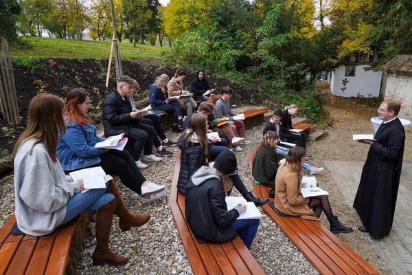 Schüler:innen werden im neuen Grünen Klassenzimmer des Stiftsgymnasiums Seitenstetten unterrichtet