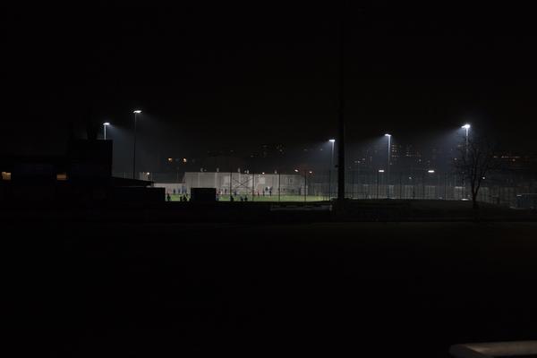 Mit modernen Leuchten wird kein Licht über die Horizontale abgestrahlt, die Umgebung des Spielfelds wird nicht erhellt.