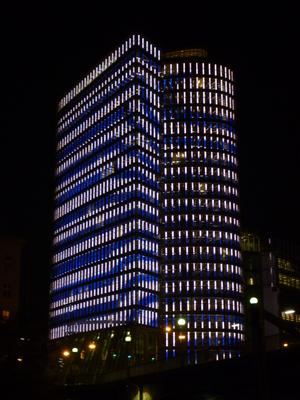 Moderne LED-Technik verwandelt Fassaden von Hochhäusern in gigantische Bildschirme mit fragwürdiger Wirkung auf das Stadtbild.