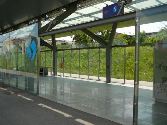 Im öffentlichen Raum haben auch sehbehinderte Menschen Probleme mit Glasarchitektur. Für sie gibt es entsprechende Vorschriften zur Markierung des Glases.