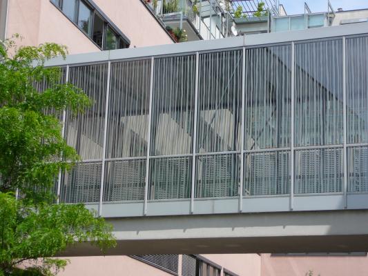 Der Verbindungsgang im Amtshaus Wien 19., Muthgasse wurde auf Initiative der Wiener Umweltanwaltschaft mit Vogelschutzstreifen nachgerüstet.