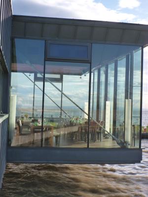 Glasvorbau an einem Gebäude