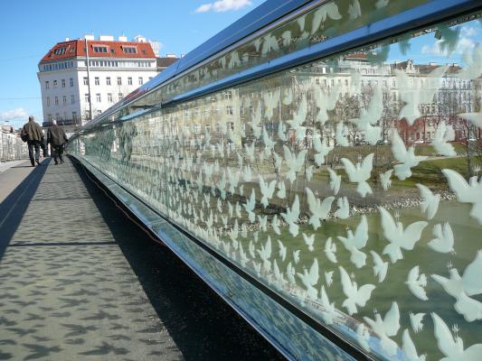 Durch den hohen Deckungsgrad ist das weiße Muster der Absturzsicherung Friedensbrücke Wien 9., (MA 29) ein guter Vogelschutz.