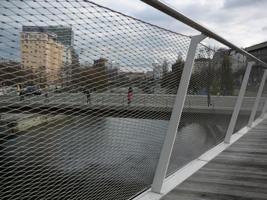 Bei Absturzsicherungen gibt es attraktive Alternativen zu Glas, hier ein Netz am Geländer einer Brücke.