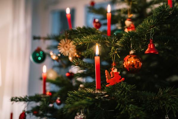 Christbaum mit brennenden Kerzen