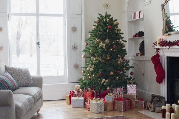 Christbaum mit Geschenken beim Kamin