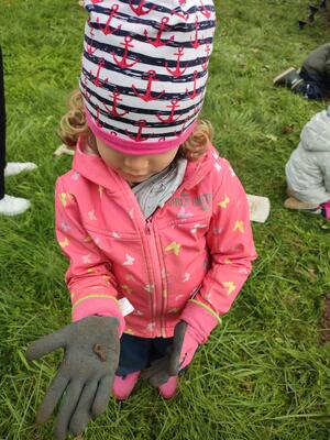 Kind Regenwurm in der Hand