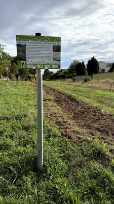 Ein Schild markiert den neuen Insektenhighway – bereit, bald vielen Insekten ein Zuhause zu bieten.