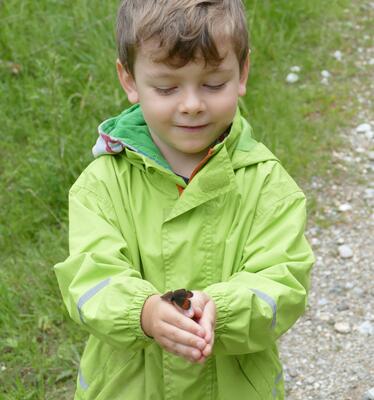 © Christian Rosker Junge mit Schmetterling