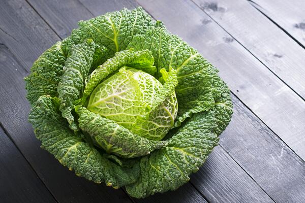 Wirsing auf einem Holztisch