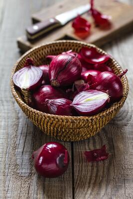 Rote Zwiebeln zwiebeln in einem Korb