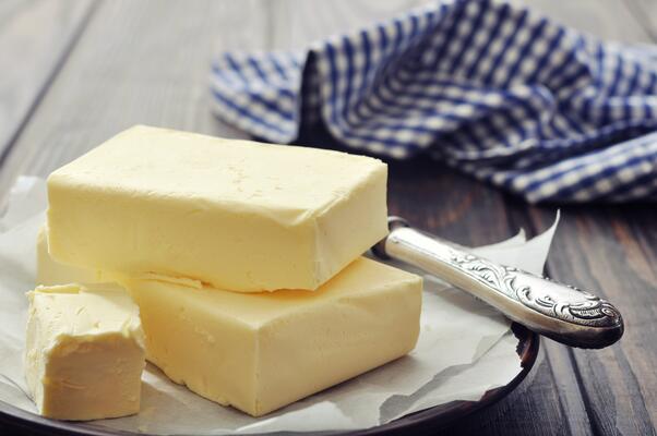 Zwei Stücke Butter übereinander auf einem Teller