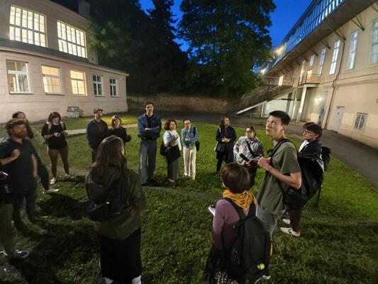 Menschen bei einer Nachtführung zu Fledermäusen am Uni Campus Wien