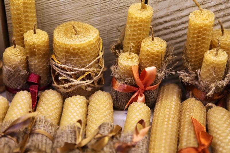 gruene-weihnachten-bienenwachskerzen-shutterstock_ssuaphotos © shutterstock / ssuaphotos grüne Weihnachten Bienenwachskerze