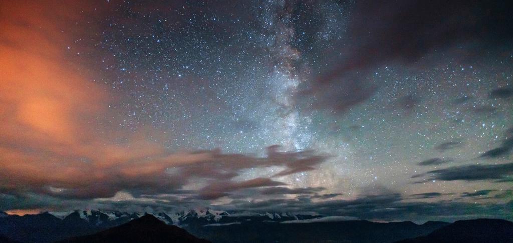 Sternenhimmel über Berge © standret/Istock.com Sternenhimmel über Berge