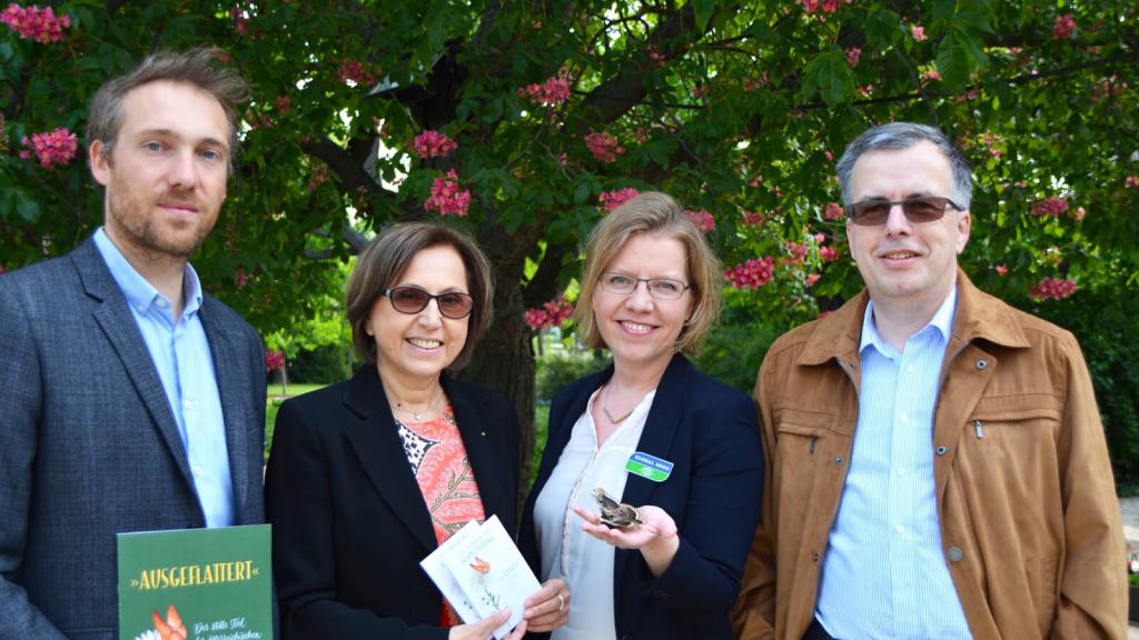 V.l.: Ronald Würflinger, GF Stiftung Blühendes Österreich, Dagmar Schratter, Direktorin Tiergarten Schönbrunn, Leonore Gewessler, GF Global 2000, und Peter Huemer, Schmetterlingsexperte der Tiroler Landesmuseen c Global 2000 / Endrit Caushi © V.l.: Ronald Würflinger, GF Stiftung Blühendes Österreich, Dagmar Schratter, Direktorin Tiergarten Schönbrunn, Leonore Gewessler, GF Global 2000, und Peter Huemer, Schmetterlingsexperte der Tiroler Landesmuseen c Global 2000 / Endrit Caushi