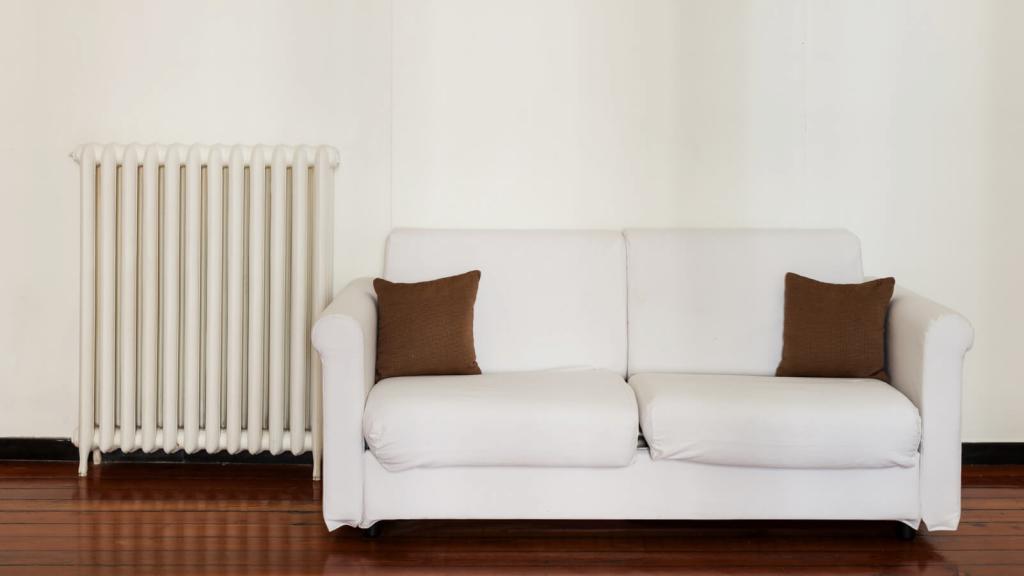 interior house, white divan © piovesempre/istockfoto.com heiztipps